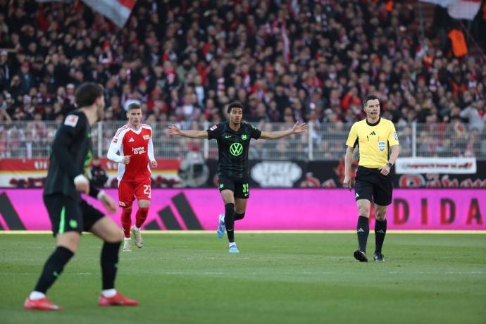 包含沃尔夫斯堡遭遇惨败，德甲保级压力不小的词条