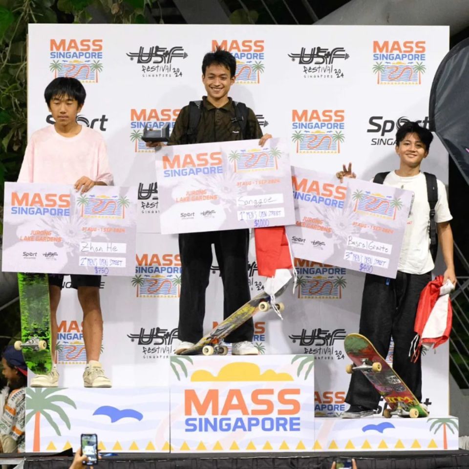 巴拿马滑板选手飘然登上榜首，笑纳奖杯的简单介绍