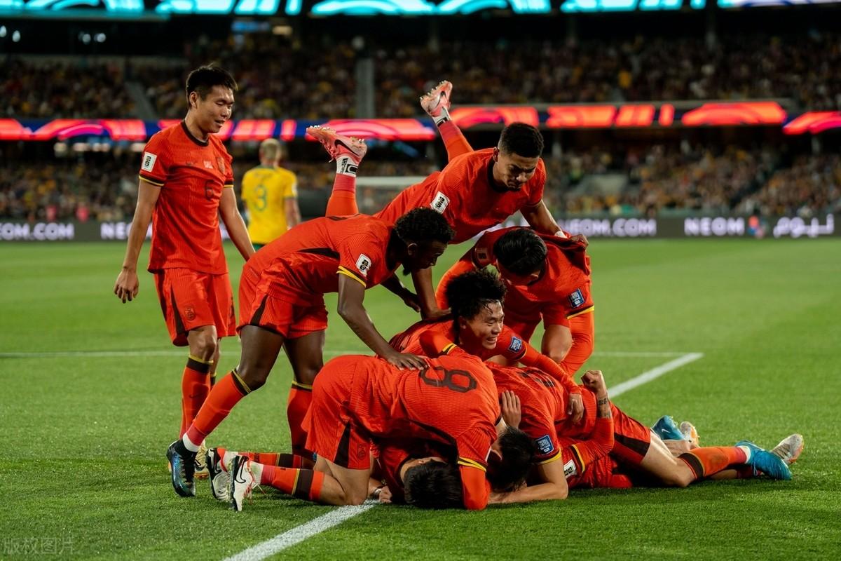 精彩足球比赛赛事热情高涨，运动员拼命争夺