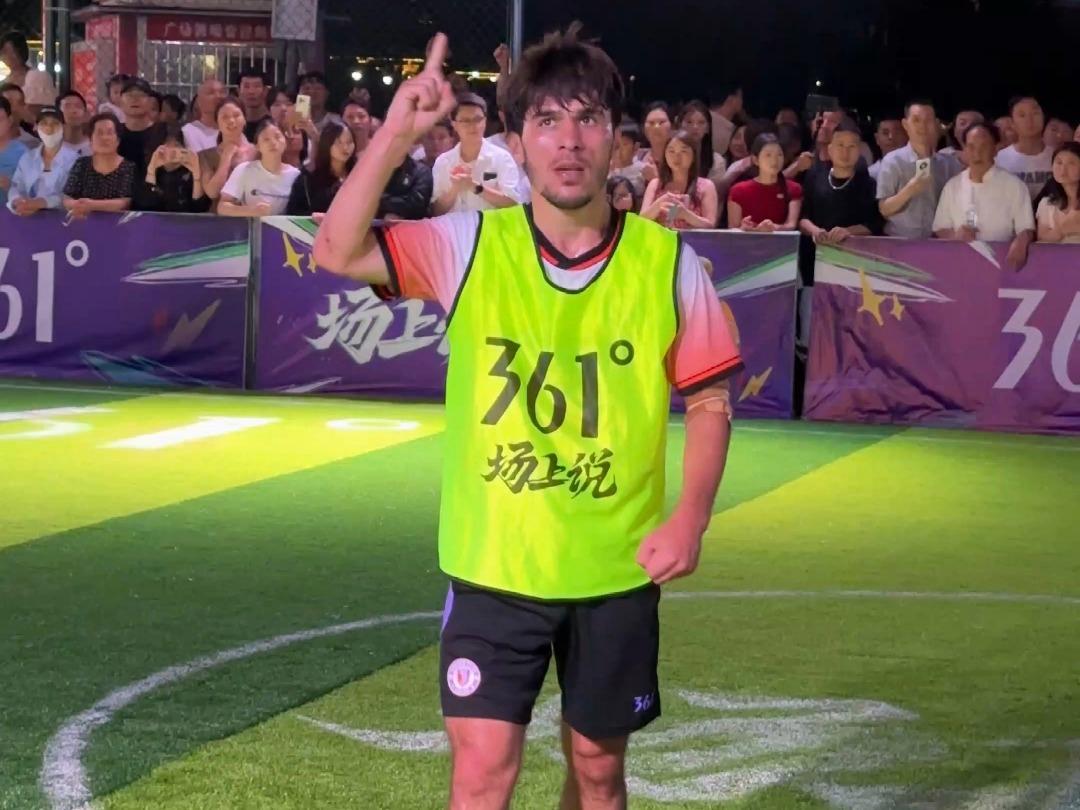 球员脚下技术精湛，频频突破对手防线