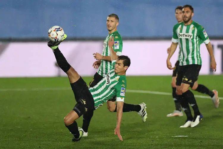 巴伦西亚队凭借团队合作实现胜利