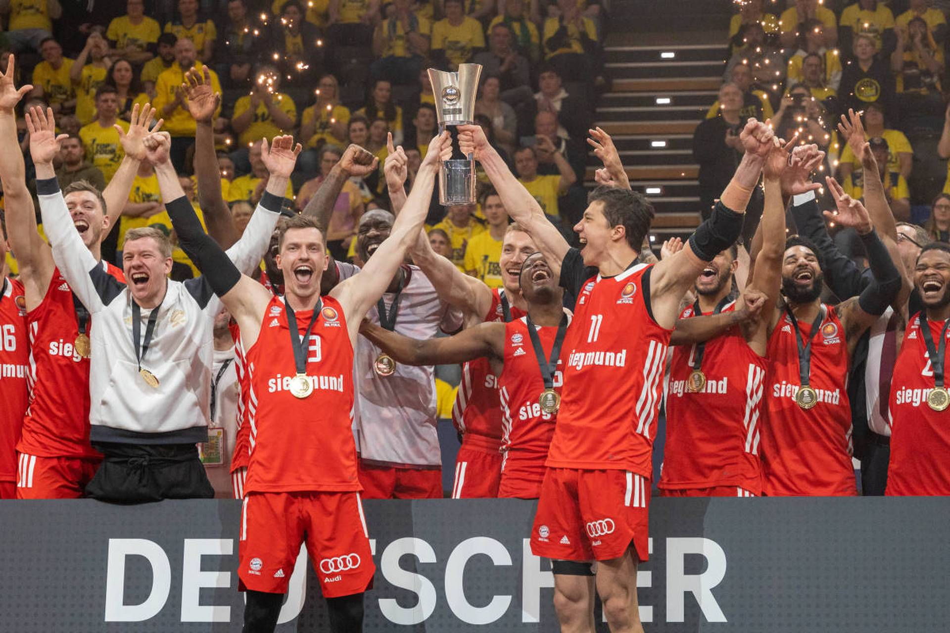 开云体育官方入口-斯图加特主场不敌对手，球队保级形势动摇