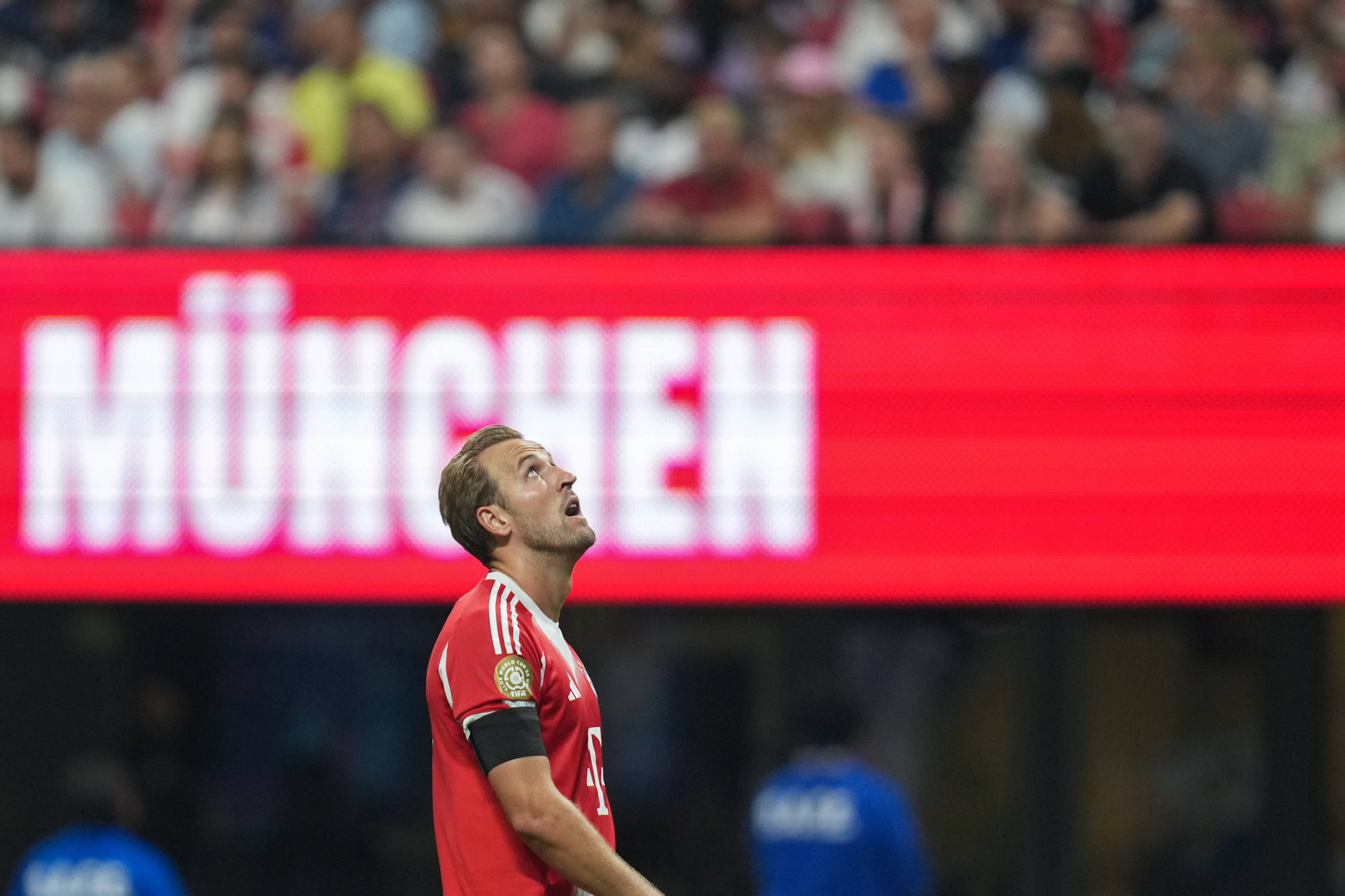 包含巴黎圣日耳曼战胜波尔多，稳居榜首不动的词条