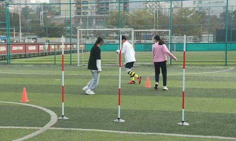 体育科学家揭秘足球运动技巧