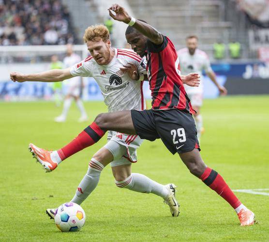 法兰克福中场组织发挥不俗，球队挺进前八