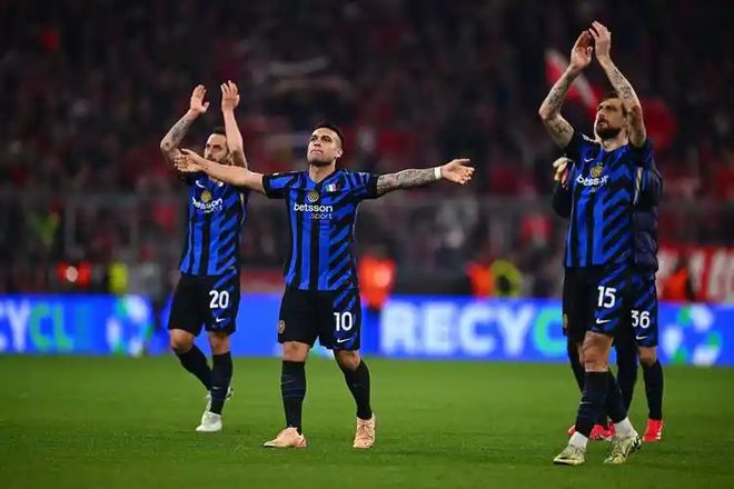 开云体育官网-意甲联赛中球员们努力拼搏，赢得掌声！