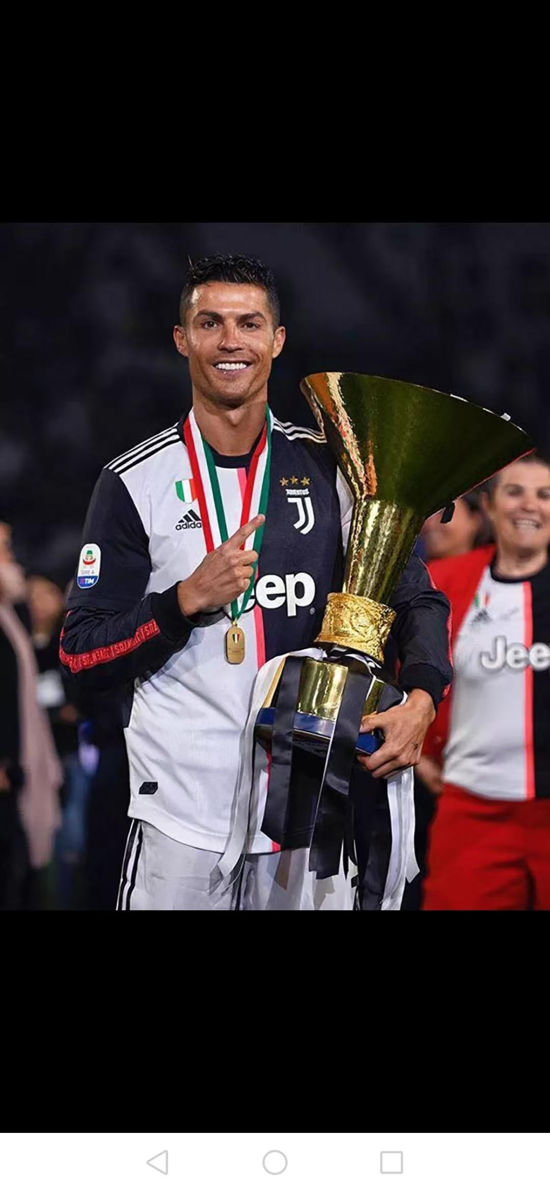 意甲联赛中球员们努力拼搏，赢得掌声！