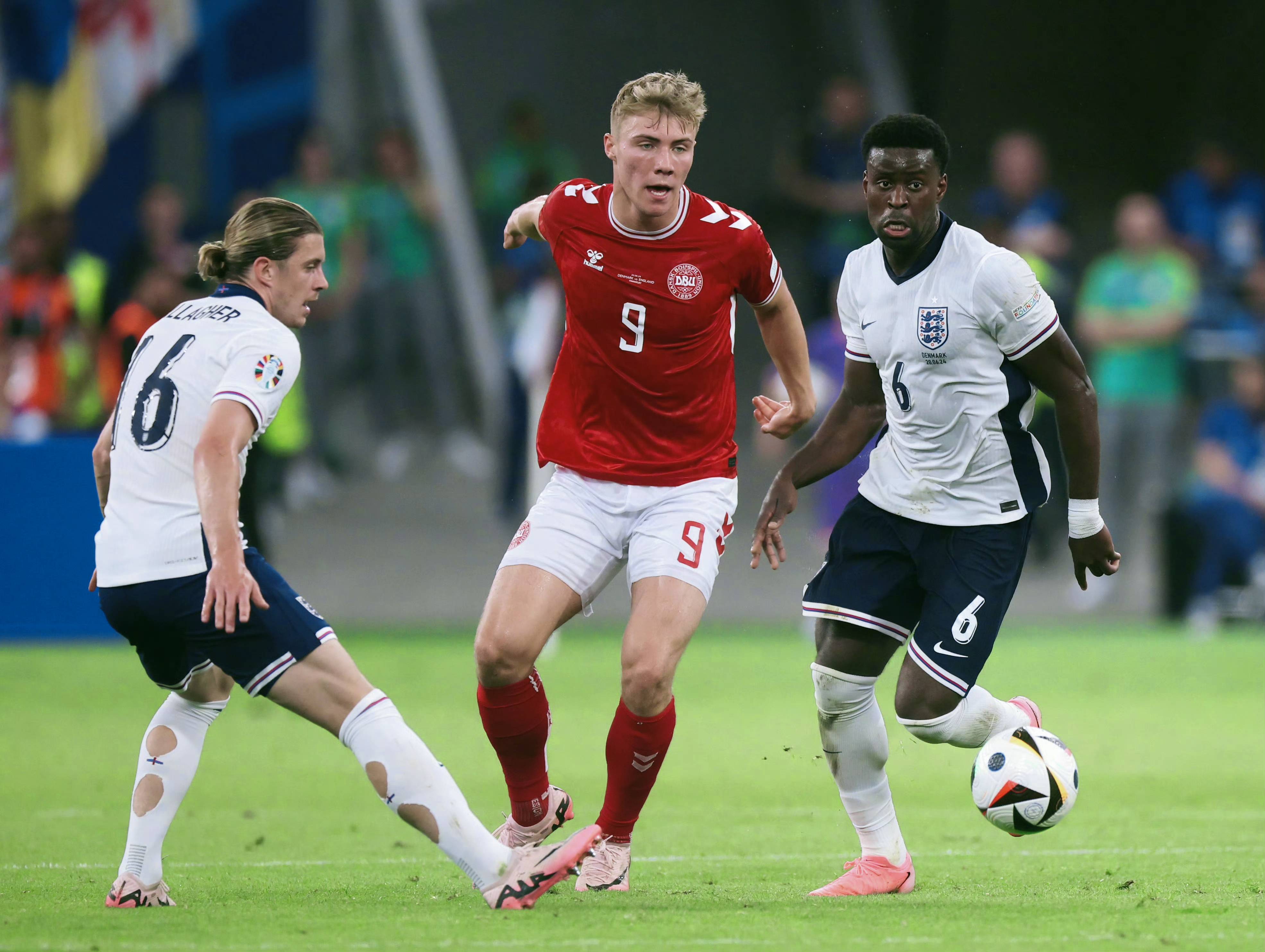 开云体育在线登录-丹麦队憾负对手，欧洲杯历程终结