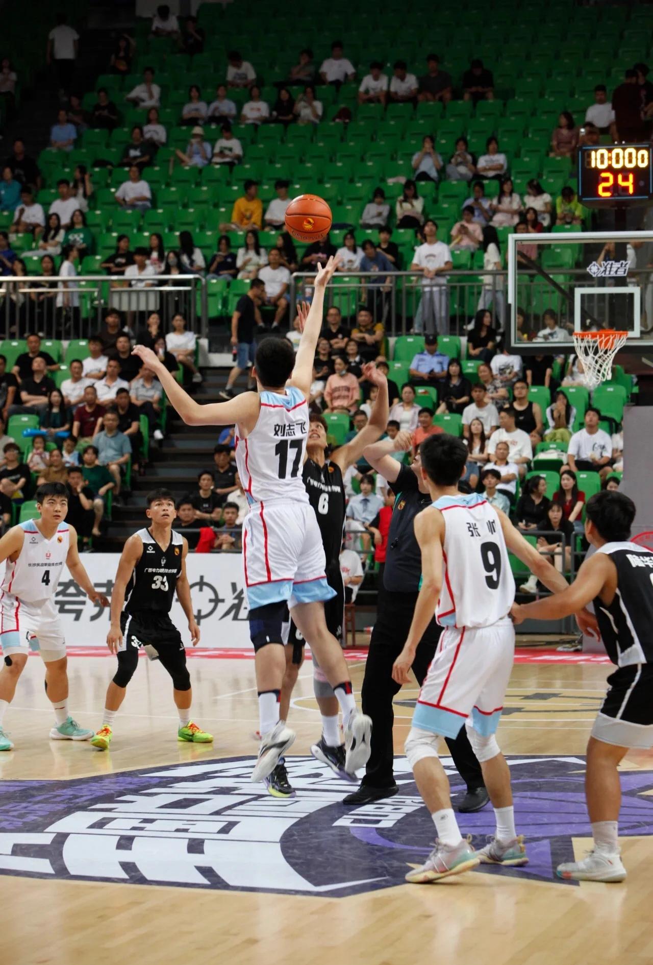 包含篮球赛场上，实力碾压对手夺冠！的词条