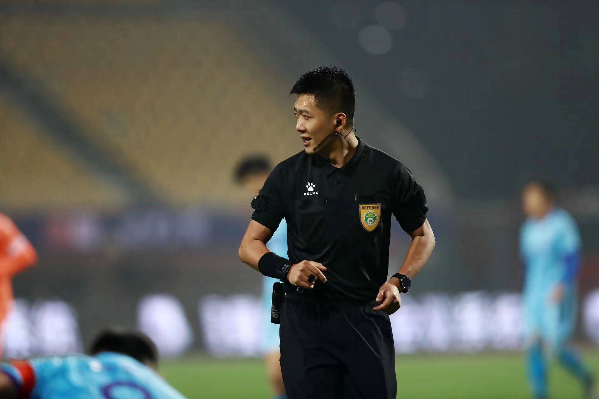 裁判严格执法，确保比赛公平竞争！