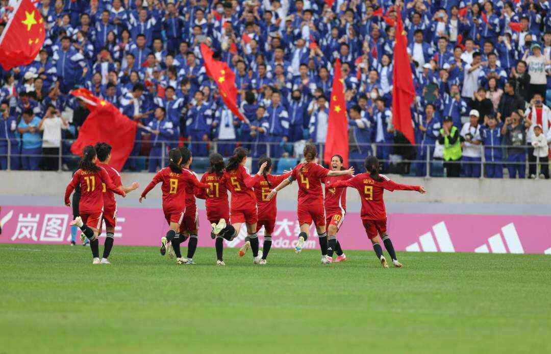 国际足球界女运动员斩获赛场胜利