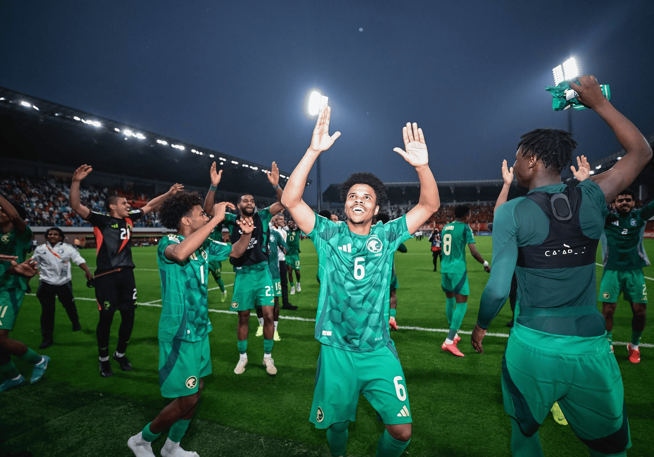 开云体育app-竞争激烈！球员们辛勤训练备战冠军争夺战