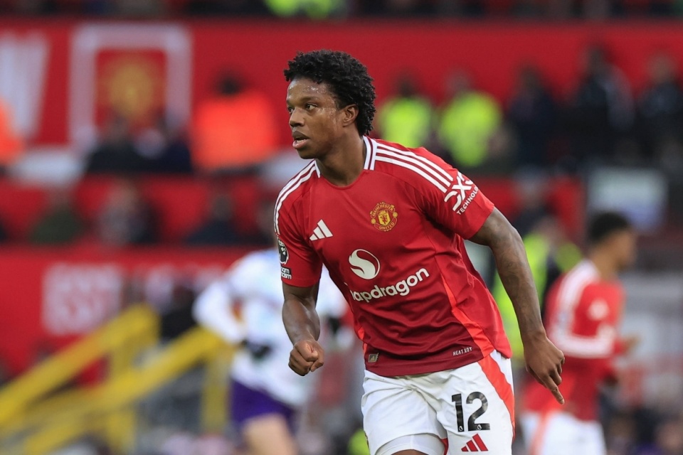 关于曼联队引进荷兰后卫，增强防守实力的信息