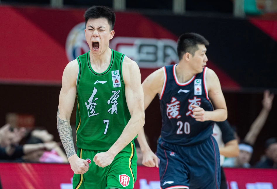 辽宁男篮在比赛中奋力拼搏，终于获得胜利