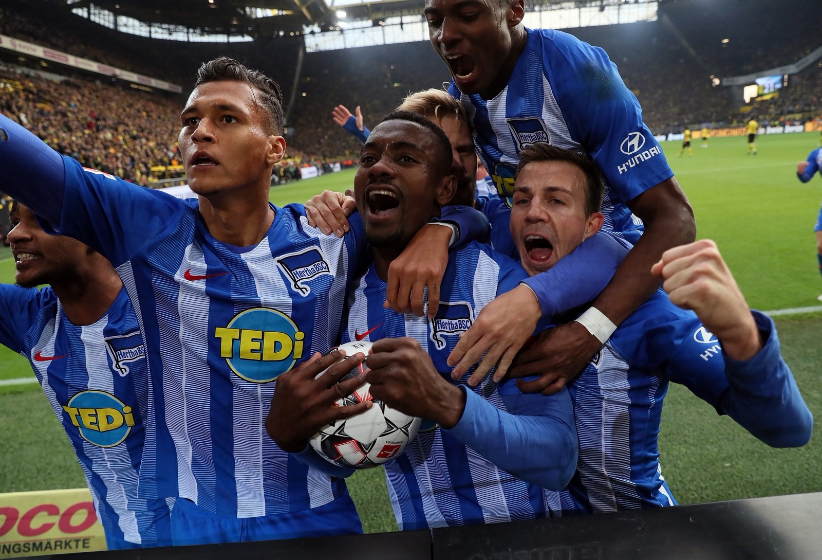 包含亚眠客场夺得点球胜利，表现出色的词条