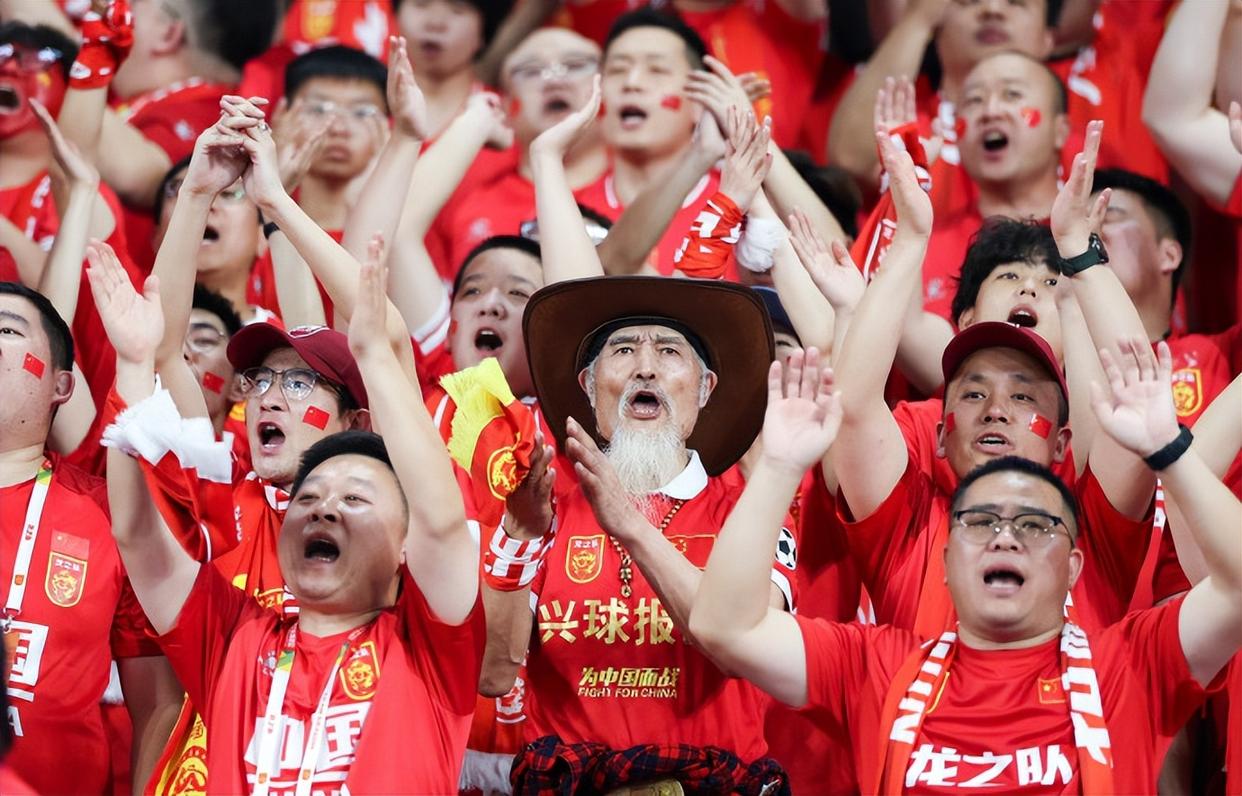 开云体育官方入口-热血激烈的足球比赛，球迷狂热呐喊的简单介绍