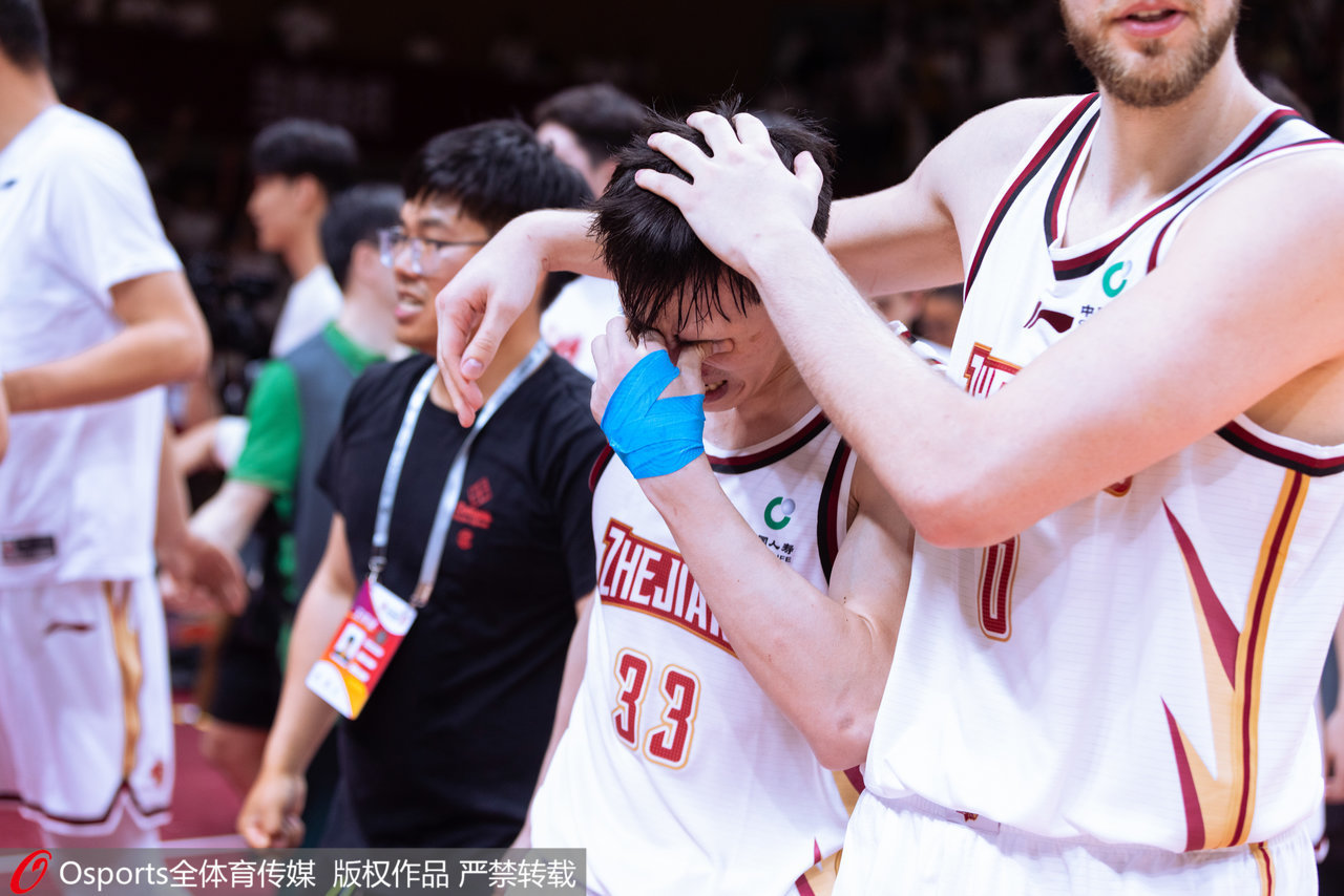 开云体育官网-科隆队获得比赛胜利，球员激动落泪