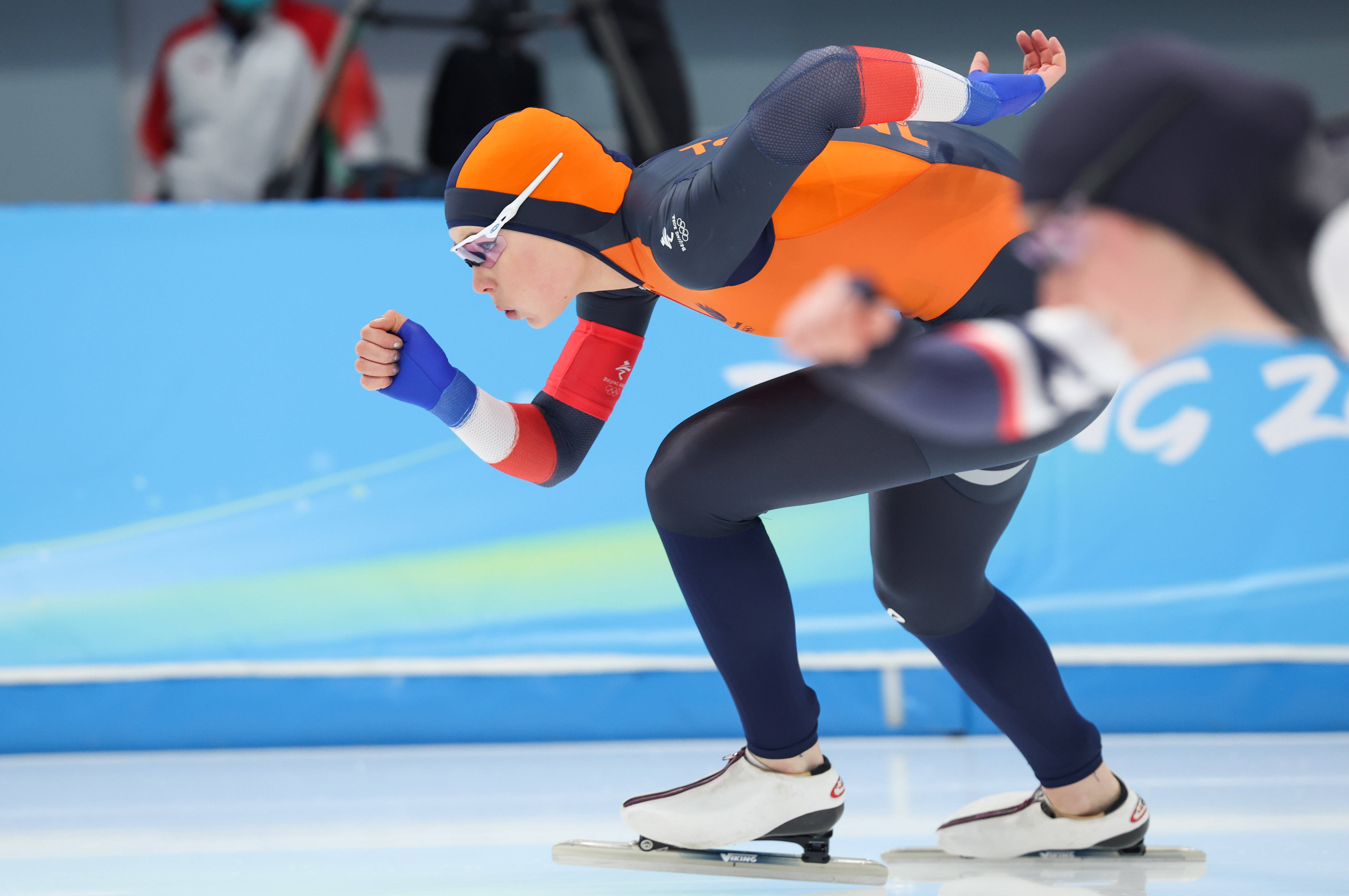 美国选手在速滑滑冰赛场上表现抢眼，获奖赞