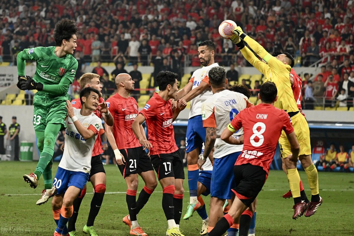 对手势均力敌！双方球队在场上互有攻守