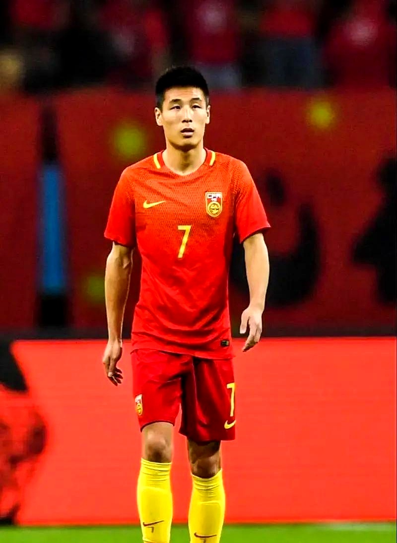 开云体育亚洲官网-青年球员崭露头角，表现抢眼引发球迷关注